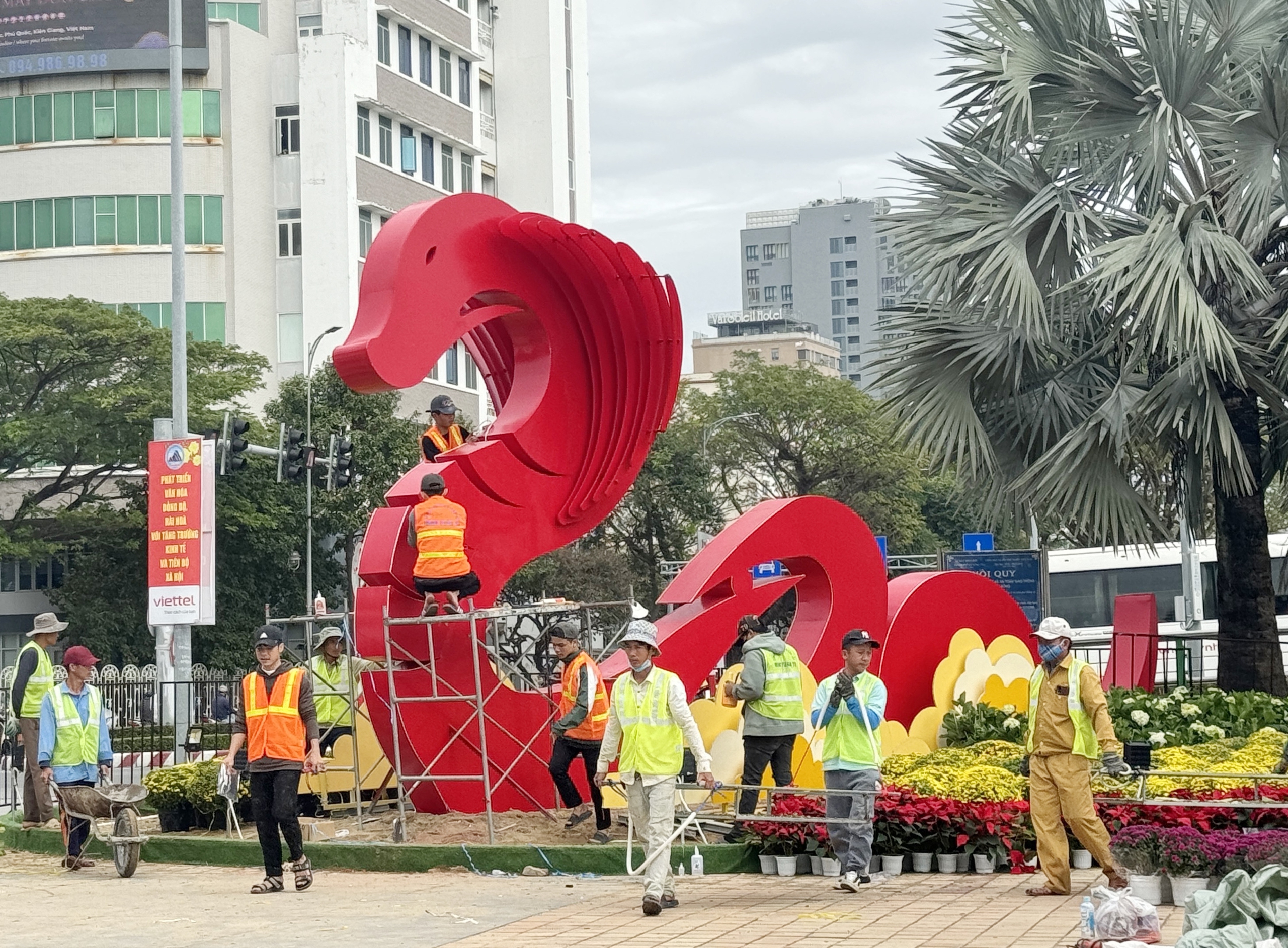 Cận cảnh linh vật rắn ở Đường hoa Xuân Đà Nẵng- Ảnh 4.