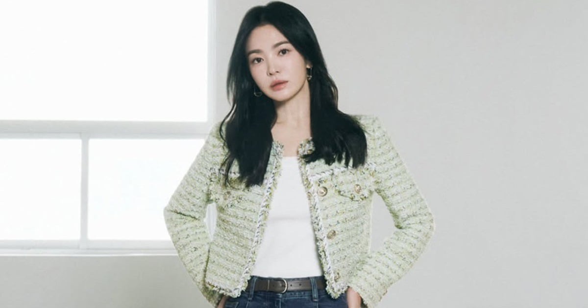 Learn from Song Hye Kyo how to coordinate a winter coat to look classy and elegant