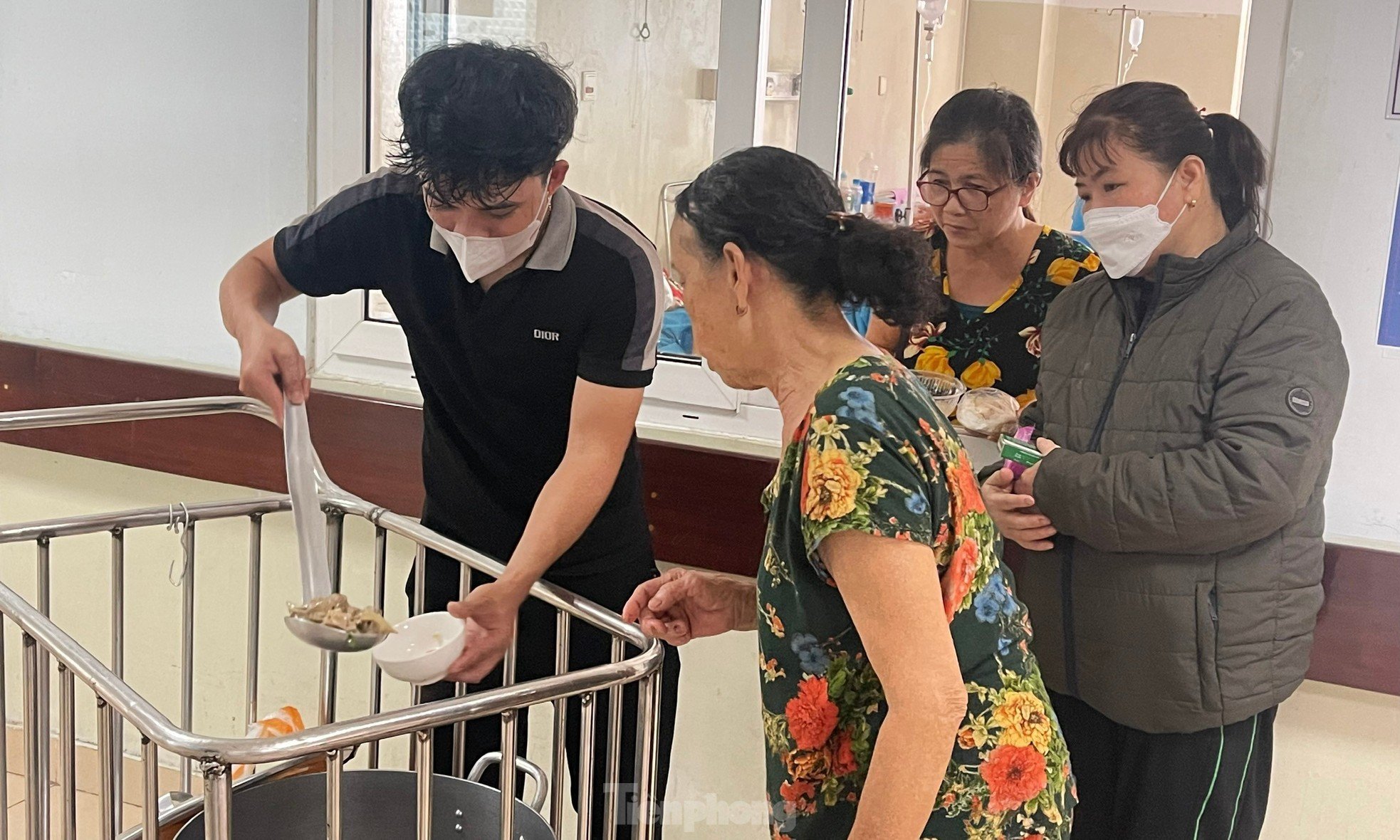 Jeune homme passionné par la cuisine pour les patients photo 12