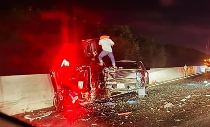 El coche de cinco plazas quedó aplastado contra la anguila. Foto: Thai Ha