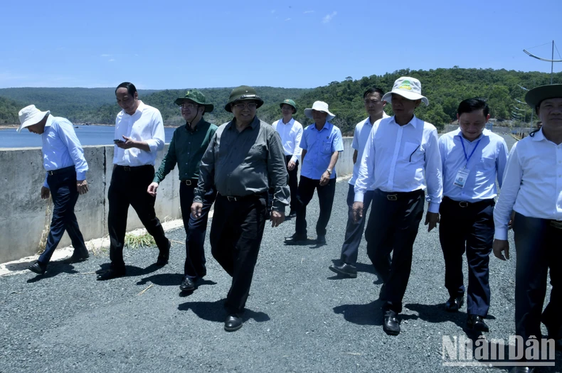 El primer ministro Pham Minh Chinh examina algunos proyectos clave en Phu Quoc foto 10