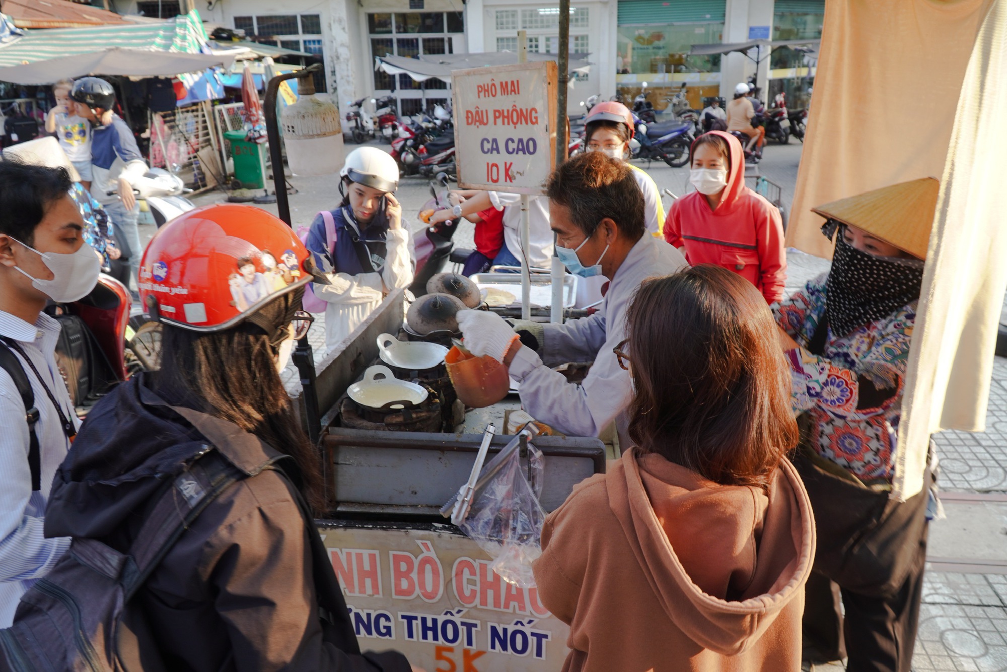 Bốc số thứ tự chờ mua bánh bò giá 5.000 đồng tại TP HCM - Ảnh 4.