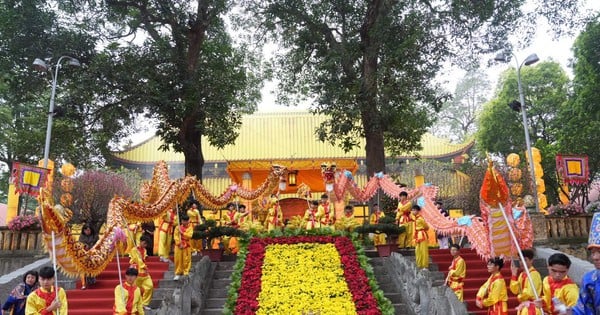 Ofrenda de incienso para celebrar el comienzo de la primavera en la Ciudadela Imperial de Thang Long