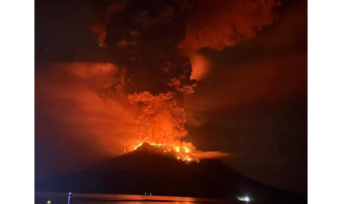 volcano eruption in indonesia population and airport east of figure 1