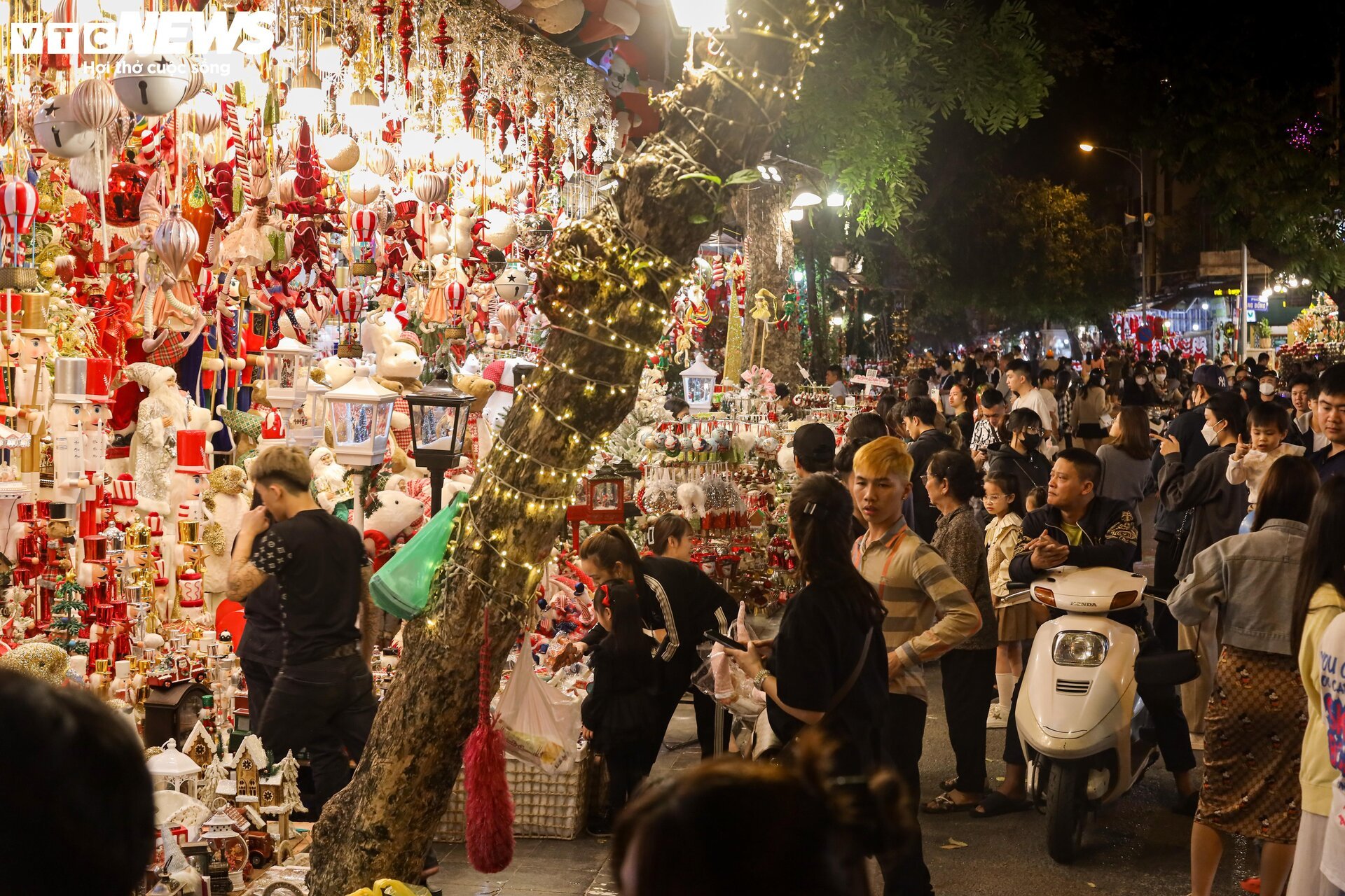 Christmas 2023 decorations are sold everywhere, Hanoi streets are colorful - 22