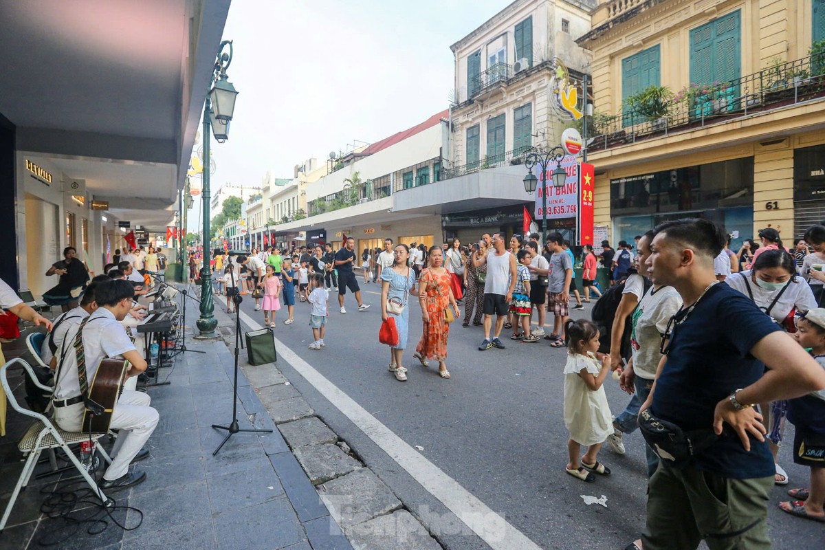 Hanoians leisurely stroll and sightsee during Independence Day holiday photo 3