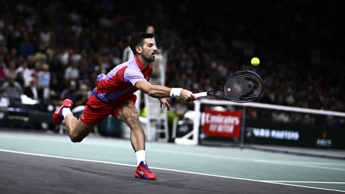 Djokovic trong nỗ lực cứu bóng ở trận thắng Griekspoor trên sân Trung tâm ở Accor Arena hôm 2/11. Ảnh: RS