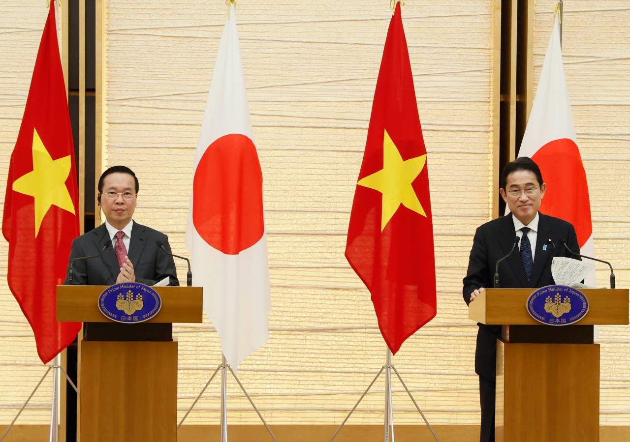 President Vo Van Thuong and Japanese Prime Minister Kishida Fumio hold a press conference after their talks. Photo: VNA