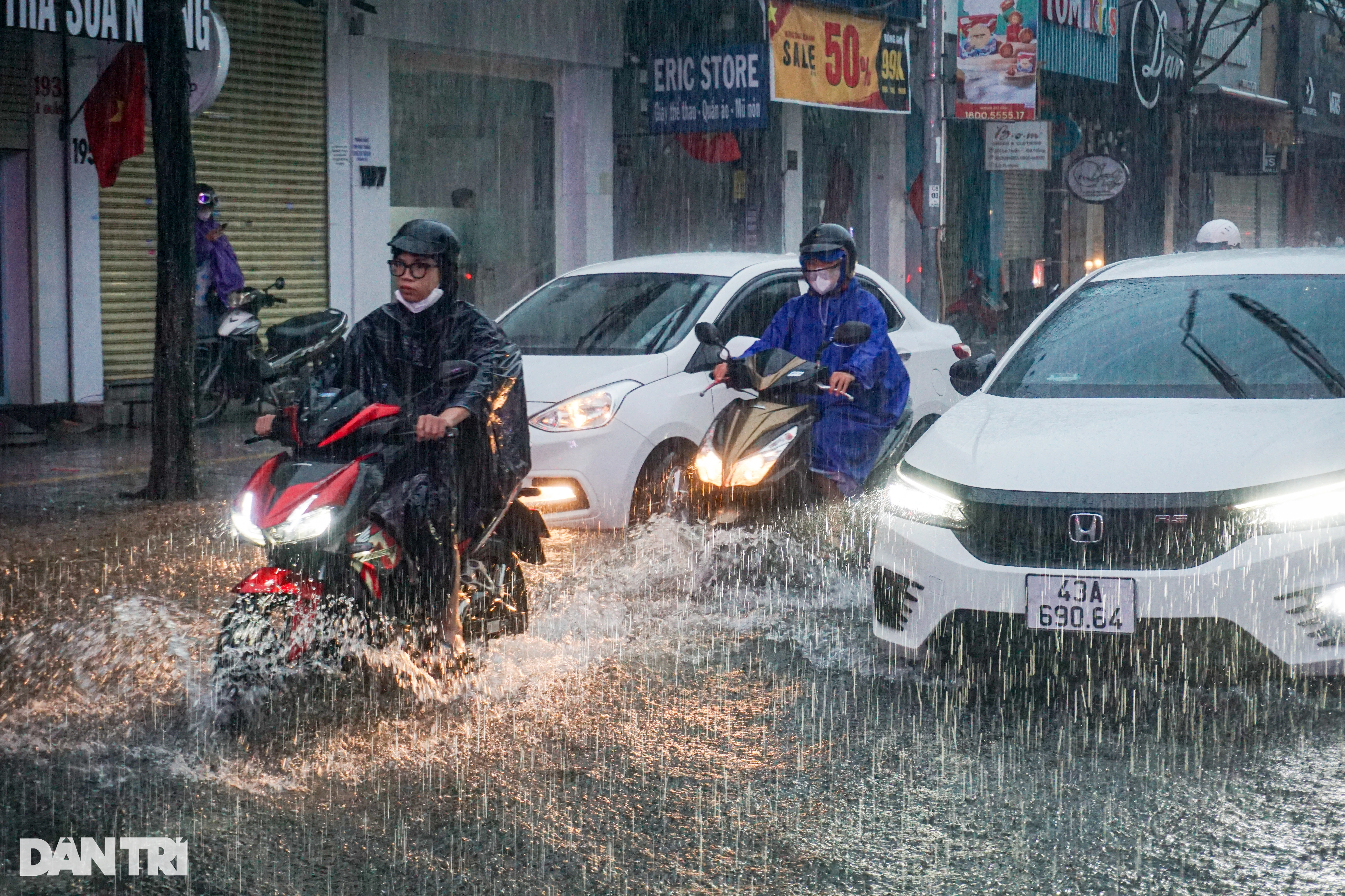 Il pleut beaucoup à Da Nang, les rues sont inondées