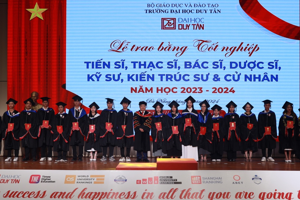 Hơn 2.000 tiến sĩ, bác sĩ, cử nhân ĐH Duy Tân nhận bằng tốt nghiệp - 1