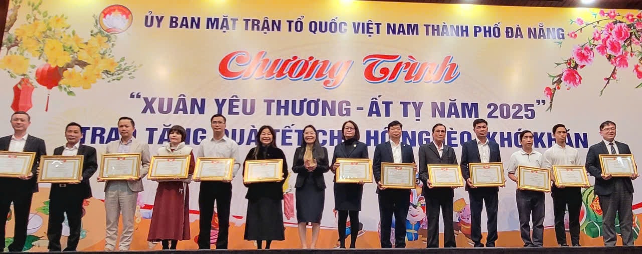 Le vice-président permanent du Comité du Front de la Patrie du Vietnam de la ville de Da Nang a décerné des certificats de mérite aux collectifs et aux individus ayant réalisé des réalisations dans la mobilisation et le soutien à la récupération des dommages causés par la tempête n° 3 (Yagi) dans les provinces du nord. Photo : Thanh Tung.