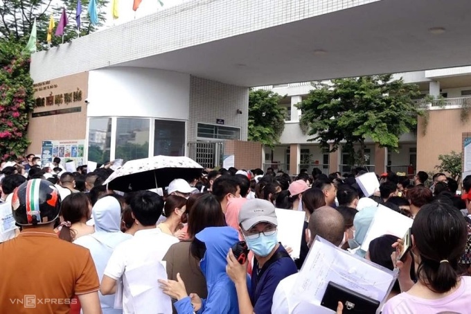 Parents jostle when Van Bao Primary School opens its gates to parents at 8:30 a.m. on June 13. Photo: Huy Manh