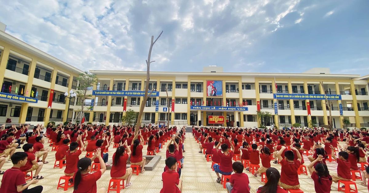 Übergabe von 13.076 m2 Land an den Bezirk Me Linh zum Bau der Thach Da B-Grundschule