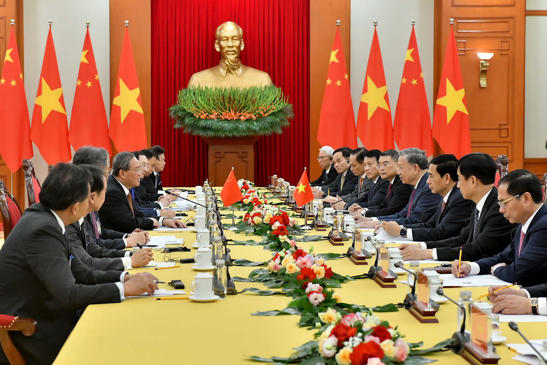 El Secretario General y Presidente To Lam recibió al Primer Ministro chino, Li Qiang.