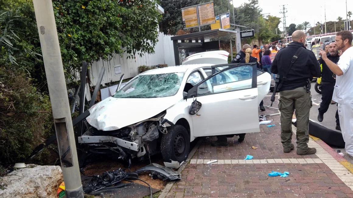 Una persona muerta y 17 heridas en un accidente de camión en Israel (foto 1)