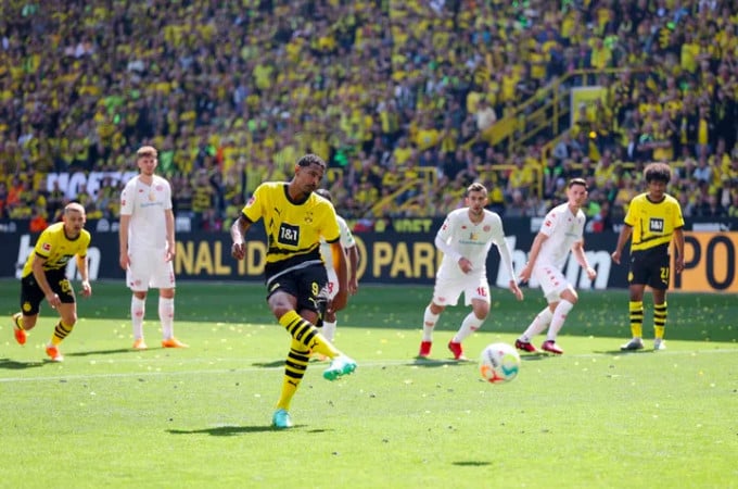 Haller's missed penalty against Mainz at Signal Iduna Park. Photo: Bundesliga