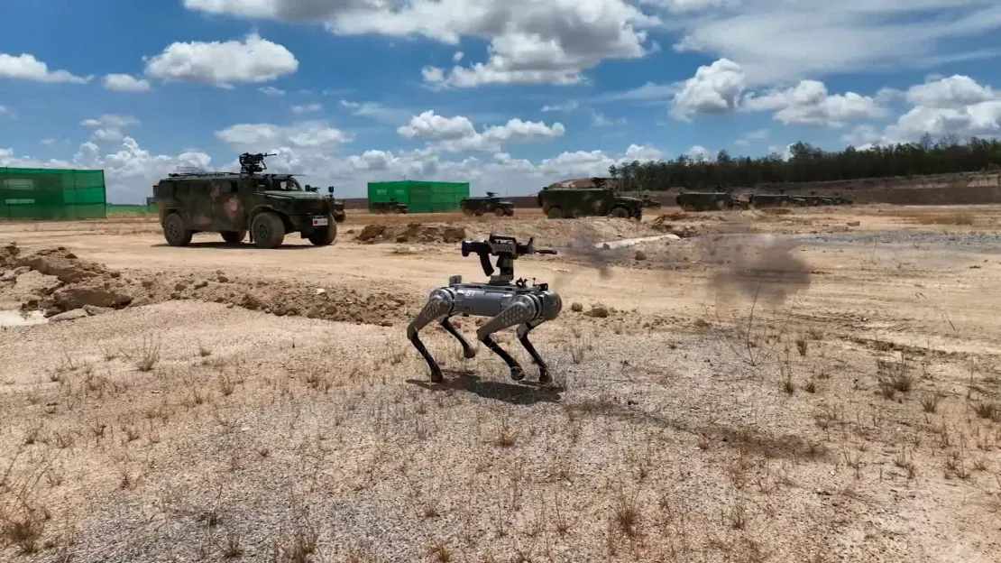 L'armée chinoise présente un robot porteur d'armes à longue portée lors d'un exercice d'entraînement 1