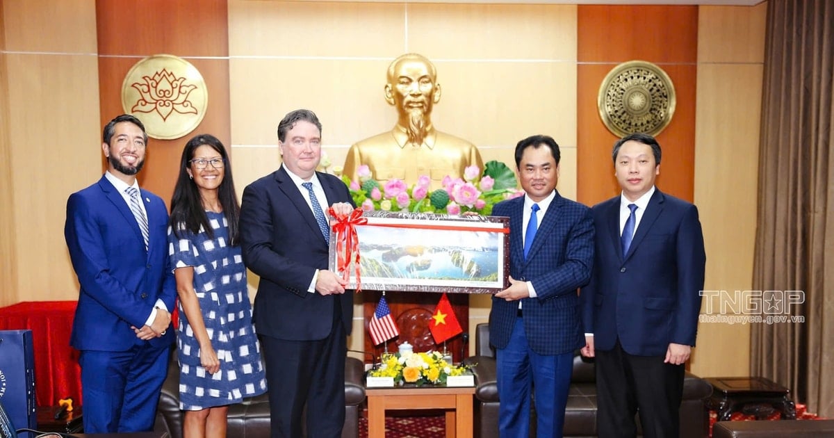 L'ambassadeur des États-Unis Marc Evans Knapper visite et travaille avec la province de Thai Nguyen