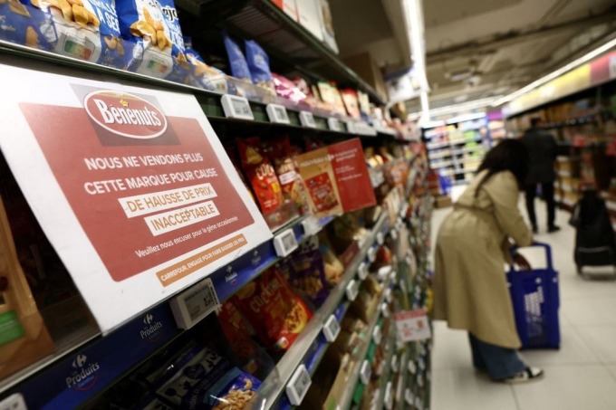 Un producto está etiquetado con un aumento de precio inaceptable en un supermercado Carrefour. Foto: Reuters