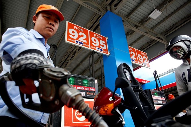 Gasoline prices have dropped across the board, with some falling below 20,000 VND/liter.