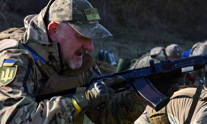 Lính Ukraine huấn luyện chiến đấu tại tỉnh Zaporizhzhia hôm 13/11. Ảnh: Reuters
