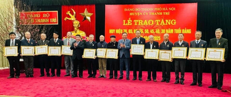 Le secrétaire adjoint permanent du Comité du Parti de Hanoi, Nguyen Van Phong, a remis des insignes du Parti aux membres vétérans du parti du district de Thanh Tri.