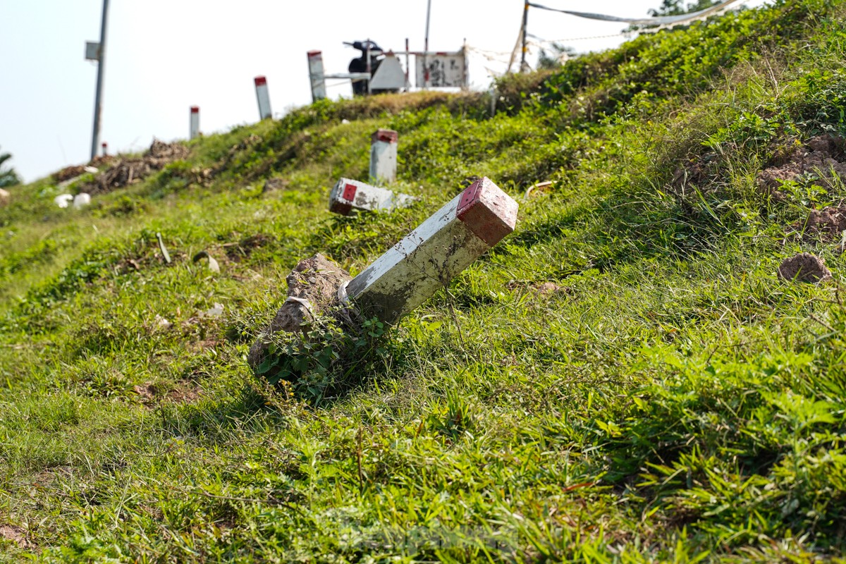 ハノイのデイ川右岸の土砂崩れのクローズアップ、写真7