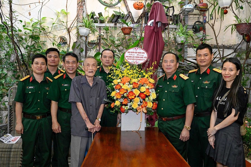 People's Army Newspaper leader visits reporter Thanh Pham Phu Bang and other reporters. Next image 2