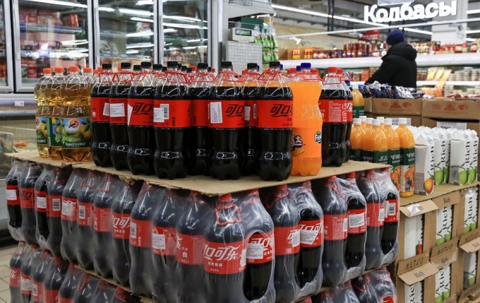 ウラジオストク（ロシア）のスーパーマーケットに並ぶ中国からの輸入品。写真：ロイター