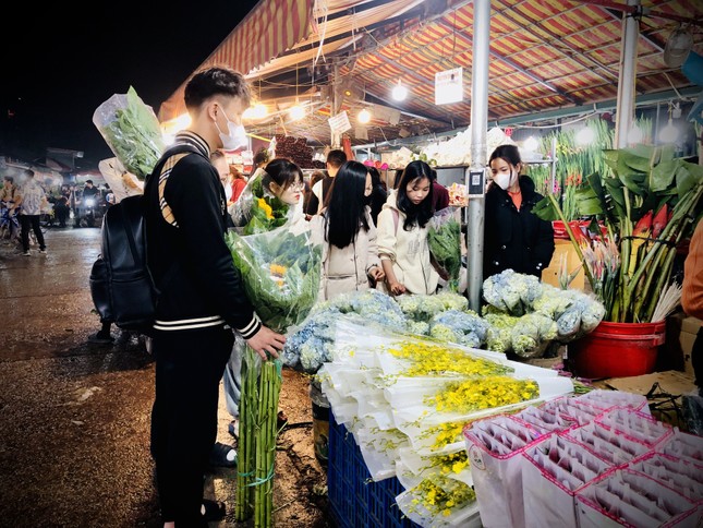 3月8日の国際女性デーの前夜、花市場に賑わう若者たち、写真2