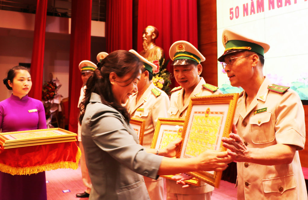 สหาย Vi Ngoc Bich สมาชิกคณะกรรมการพรรคประจำจังหวัด รองประธานถาวรของสภาประชาชนจังหวัด กล่าวชื่นชมกลุ่มและบุคคลของเจ้าหน้าที่พิทักษ์ป่ากวางนิญที่มีผลงานโดดเด่น