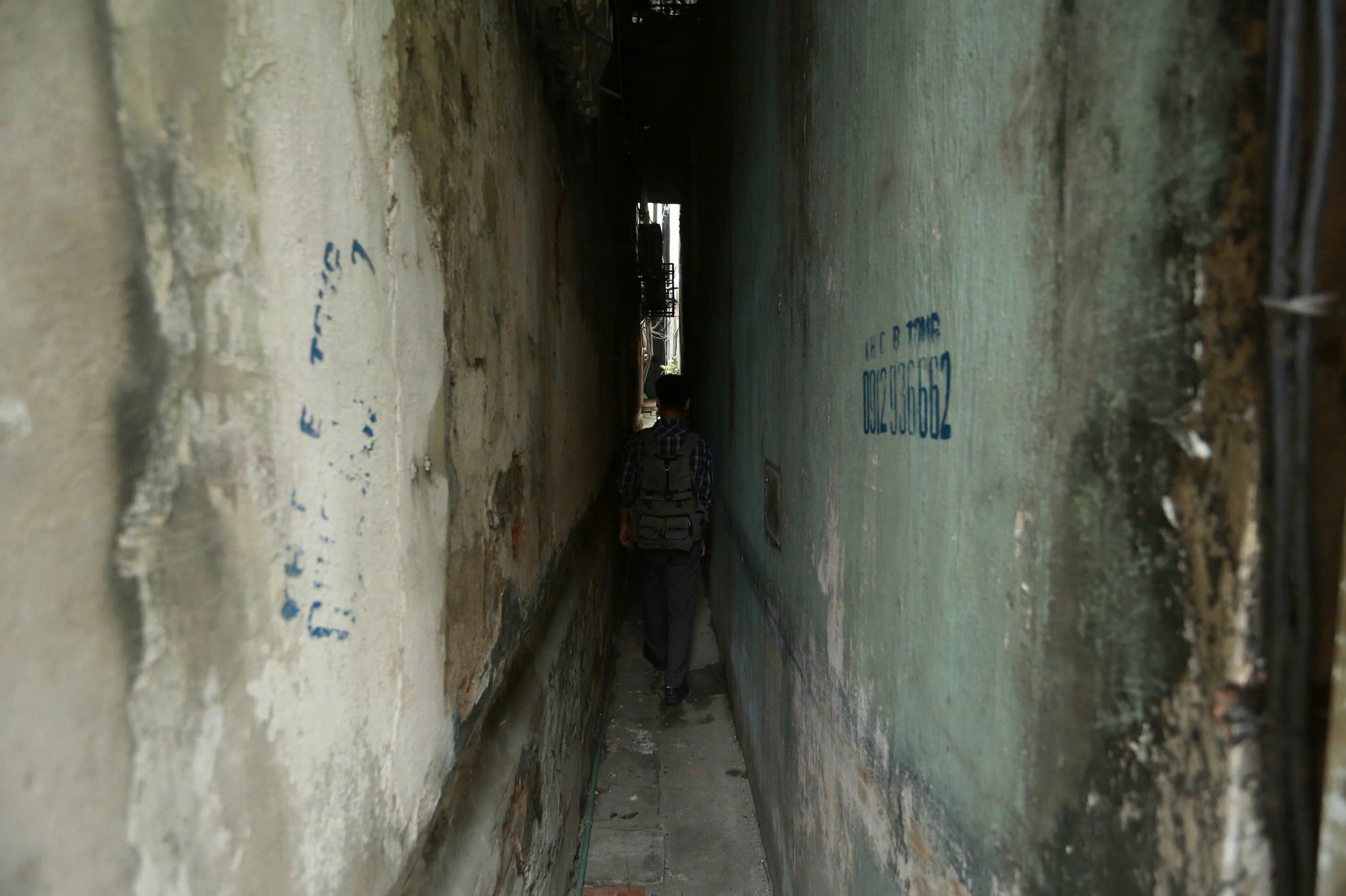 Un callejón muy pequeño en el corazón de Hanoi: las motos tienen que atravesar el muro para poder pasar. Foto 11