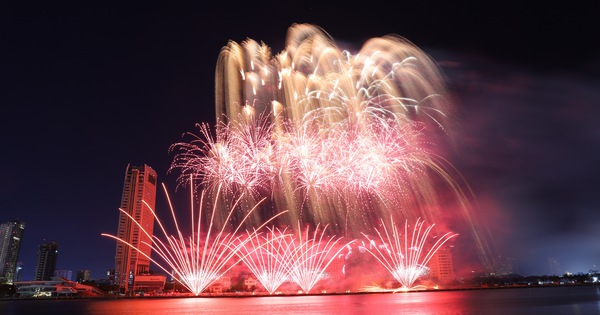 Video of the 'burning' performance of the 2 teams in the final round of Da Nang fireworks