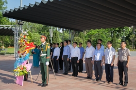 Une délégation de l'Académie nationale des sciences politiques de Ho Chi Minh a visité l'ancienne citadelle de Quang Tri et a visité les vestiges du siège du gouvernement de la Ligue révolutionnaire de la République du Sud-Vietnam