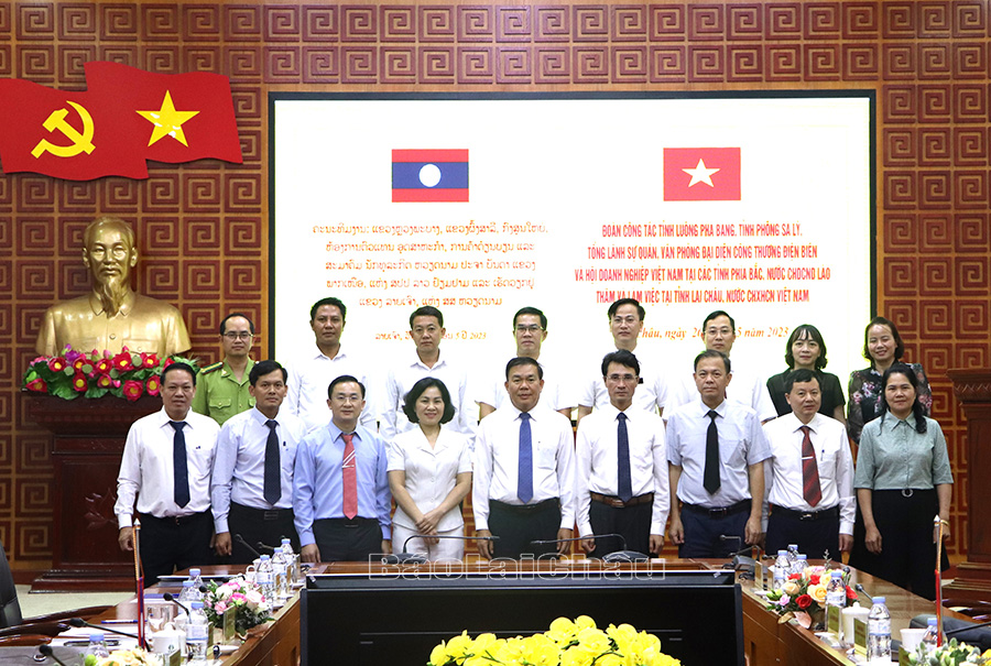 Các đại biểu chụp ảnh lưu niệm. 