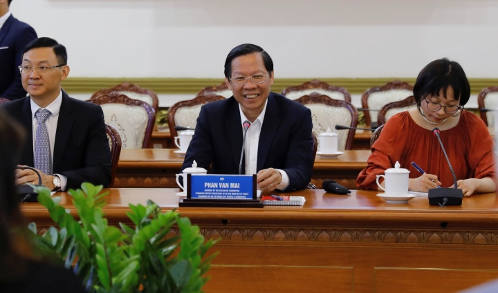 El presidente del Comité Popular de Ciudad Ho Chi Minh, Phan Van Mai, habla con la delegación de trabajo de la ciudad de Oakland. (Foto: Dai Viet)