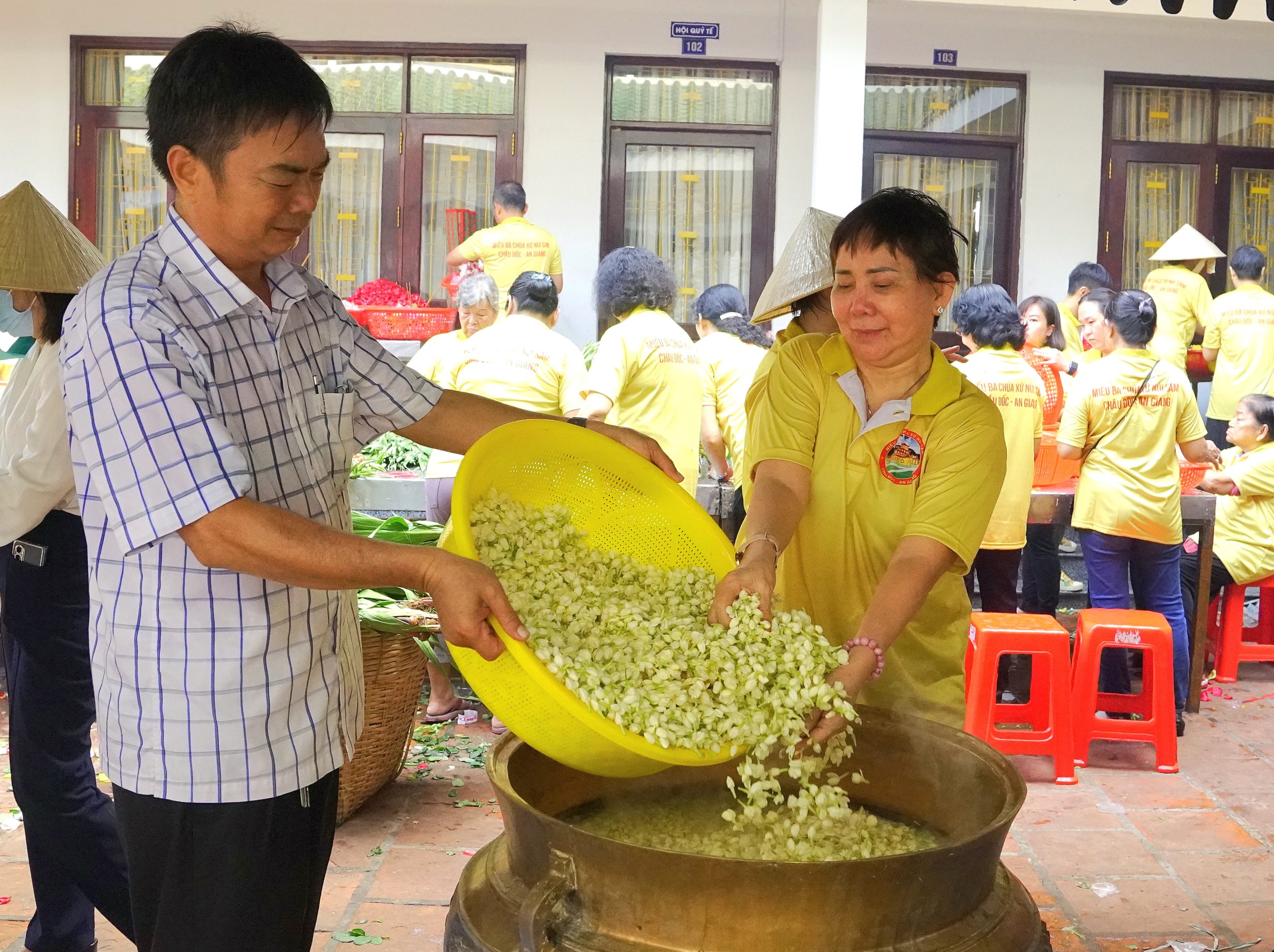 Dùng 9 loại hoa thơm để tắm Bà Chúa xứ Núi Sam- Ảnh 2.