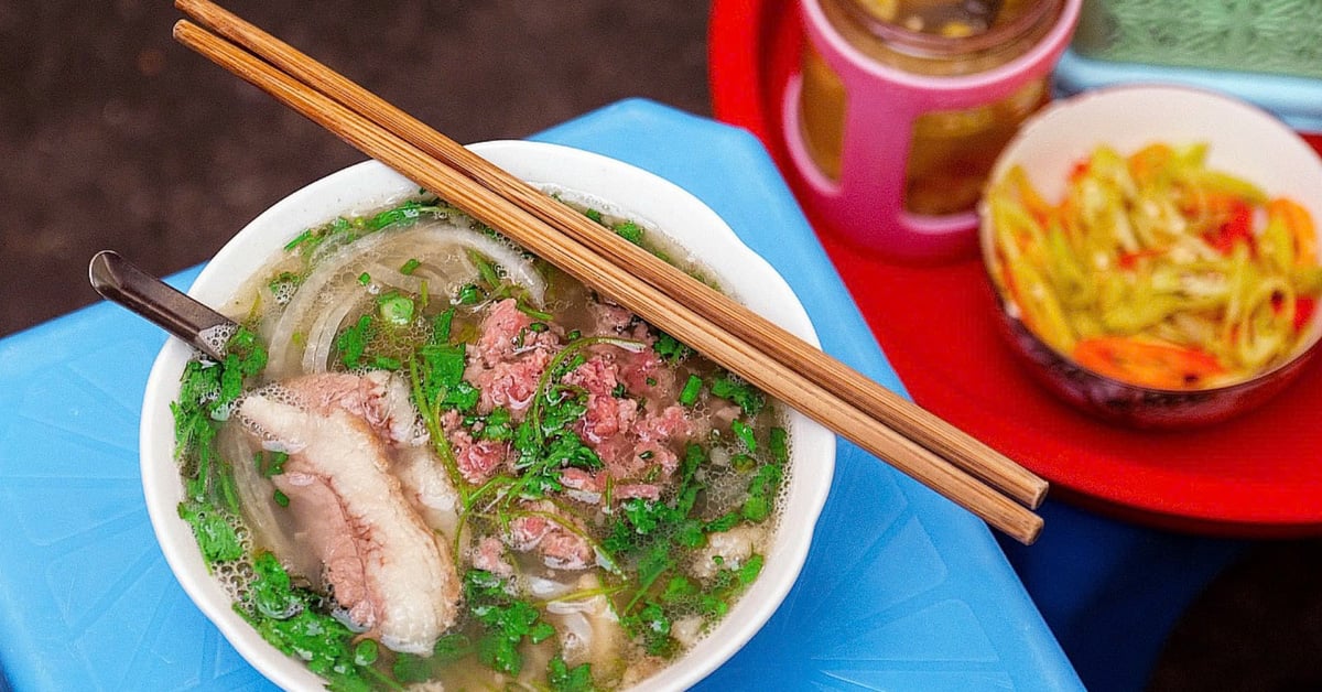 Cocina sopa de fideos con carne en casa al estilo Michelin, me encanta este Tet