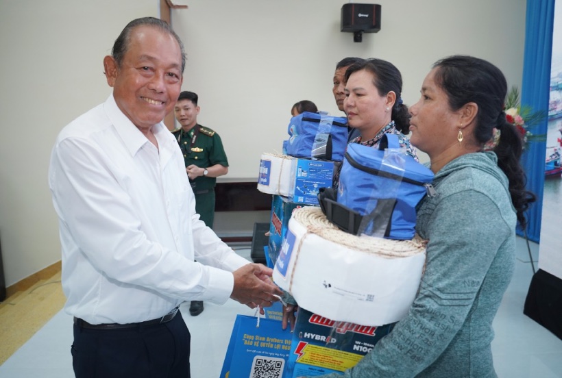 Der ehemalige stellvertretende Premierminister Truong Hoa Binh überreichte den Fischern in Ben Tre Geschenke. Foto: Vom Veranstalter bereitgestellt