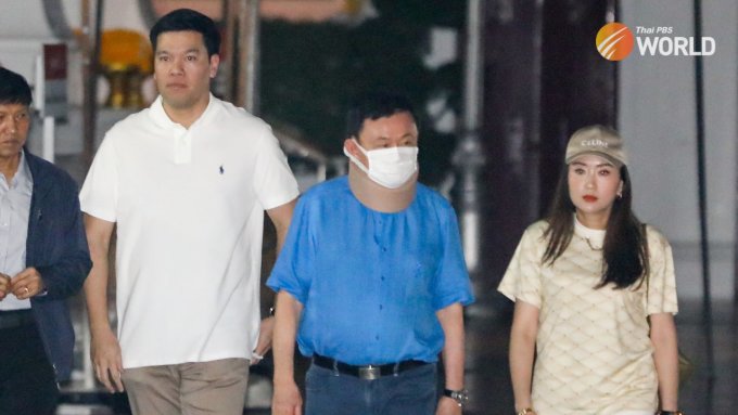 Herr Thaksin (Mitte) mit seinen Kindern in einem Tempel in Bangkok, Thailand, am 14. März. Foto: PBS World