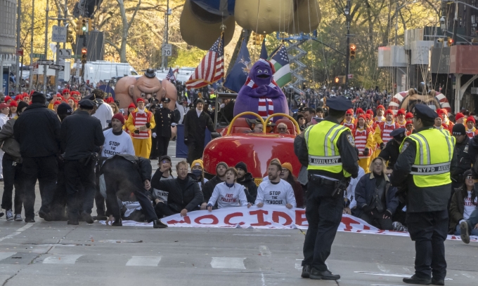 Manifestantes pro palestinos bloquean un desfile de Acción de Gracias en Nueva York, EE.UU., el 23 de noviembre. Foto: Reuters