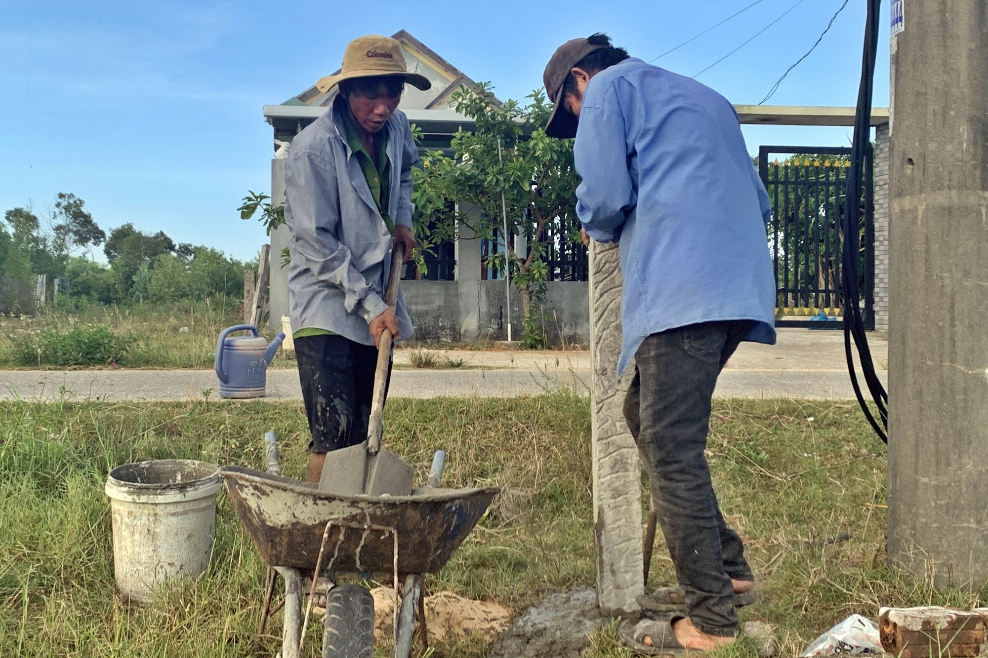 El Sr. Nguyen Minh Ry (izquierda) tuvo que buscar un trabajo temporal tras ser despedido de una empresa. Foto: D.T.