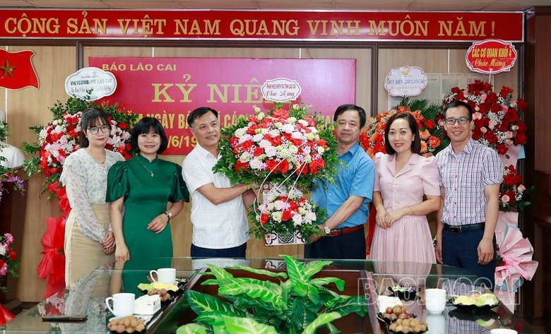 Agencies, units and localities congratulate Lao Cai Newspaper on the 98th anniversary of Vietnam Revolutionary Press Day photo 23