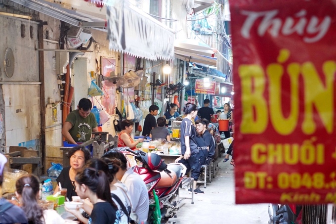 Street food in Hanoi at Dong Xuan alley, near the old quarter. Photo: Thanh Thuy
