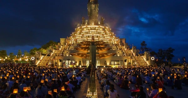 何千人もの仏教徒が平和を祈るためにバデン山に巡礼