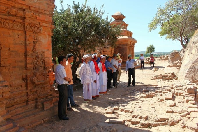 Des archéologues et des représentants de la communauté ethnique Cham ont organisé un atelier de terrain sur le Linga d'or sur le site de fouilles archéologiques de la tour Po Tam, dans le district de Tuy Phong. Photo : Musée Binh Thuan