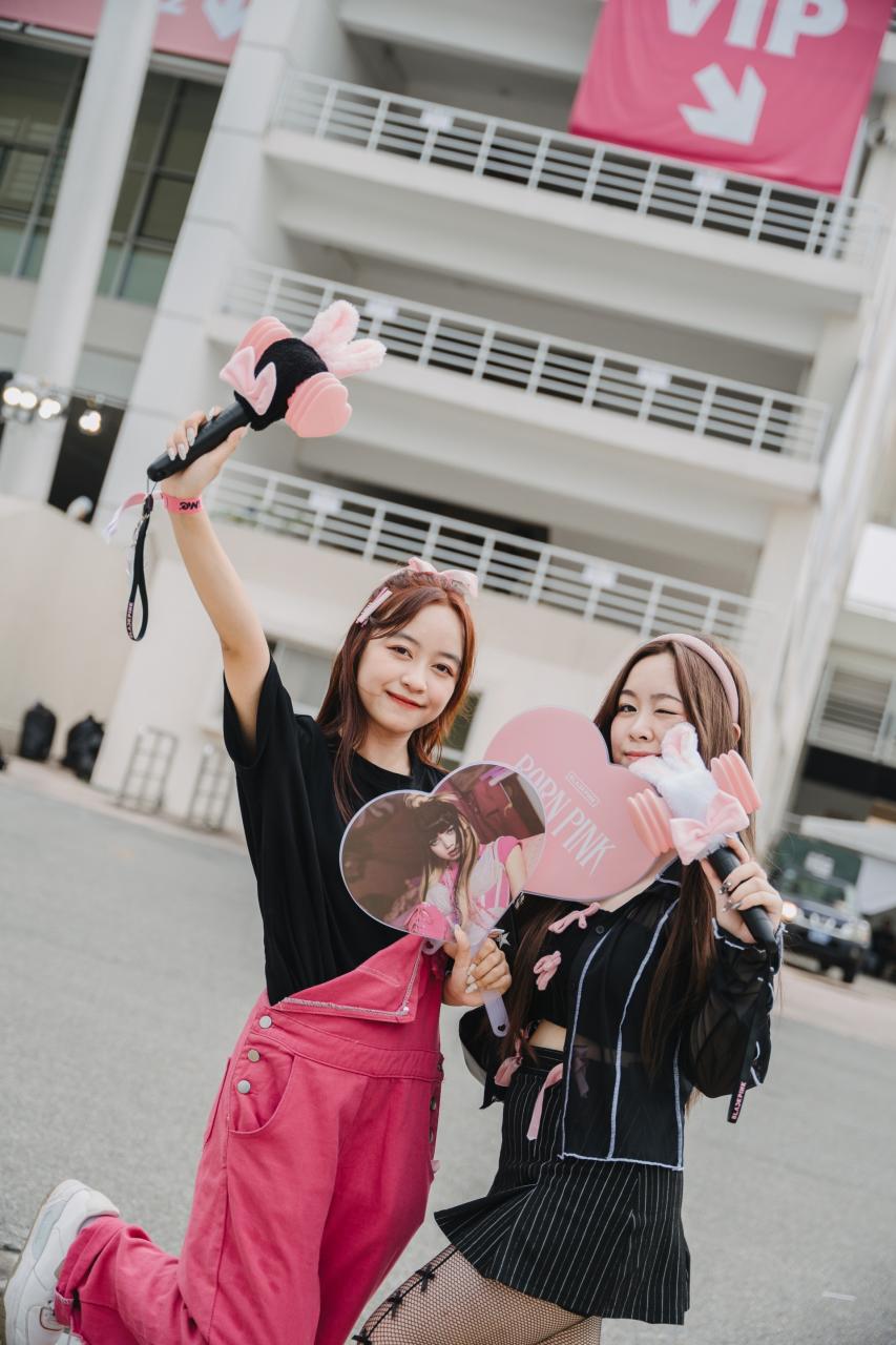 Giới trẻ Việt biến show Blackpink thành sàn diễn thời trang sành điệu - 8