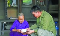 Den Wunsch älterer Menschen, bei den Mahlzeiten mehr Gesellschaft beim Essen zu haben, hat ein junger Mann aus Quang Nam wahr gemacht.