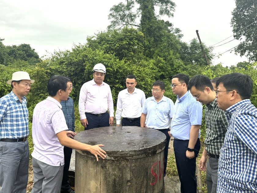 Đoàn công tác của Vinachem kiểm tra khu vực giếng khoan khai thác của dự án tại huyện Nongbok, tỉnh Khammouan.