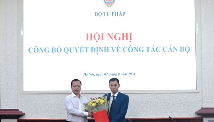 Trao Quyết định bổ nhiệm Tổng Biên tập Tạp chí Dân chủ và Pháp luật